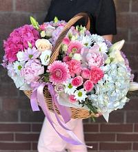 Цветочная композиция из Розы, Хризантемы, Пионы и Лизиантусы в корзине в Бужарово