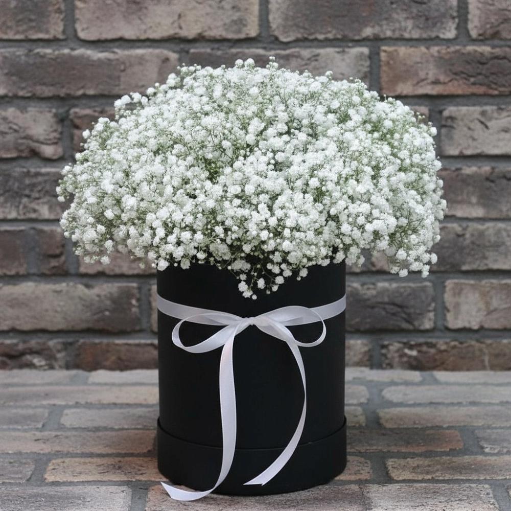 Цветочная композиция из Гипсофила в шляпной коробке в Бужарово