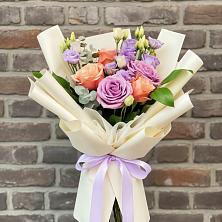 Букет цветов из:  Лизиантусы и Розы в Бужарово