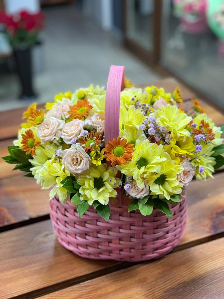Цветочная композиция из Хризантемы и Розы в корзине в Бужарово